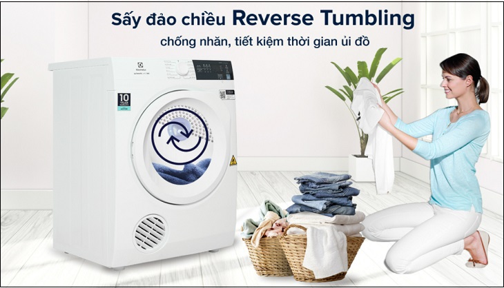 Máy sấy thông hơi Electrolux 7.5 kg EDV754H3WB trang bị chức năng sấy đảo chiều giúp giảm nhăn quần áo sau khi sấy