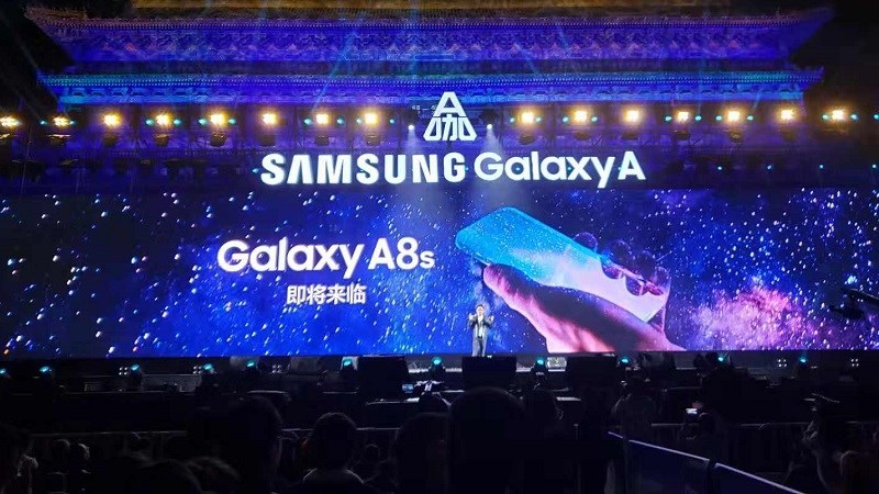 Galaxy A8s màn hình đạt tỷ lệ gần 100% nhưng không có vân tay dưới màn hình