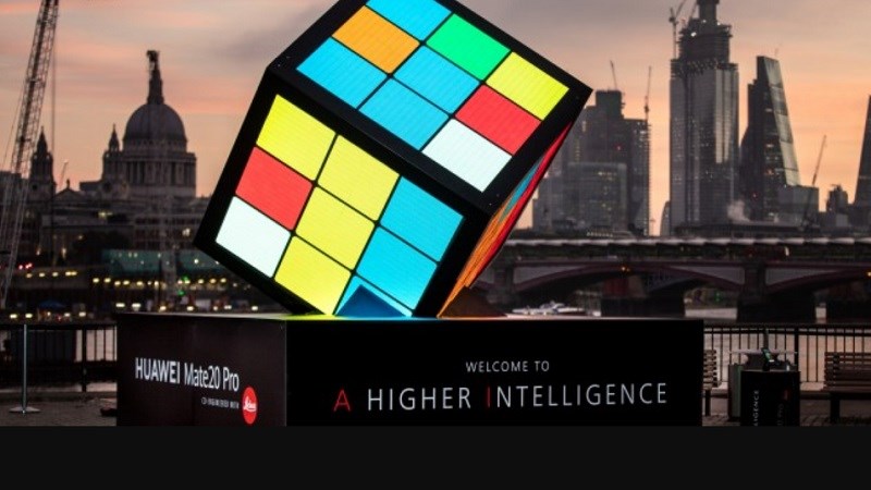 Mừng ngày ra mắt Mate 20 Pro, Huawei dựng khối Rubik khổng lồ ở London