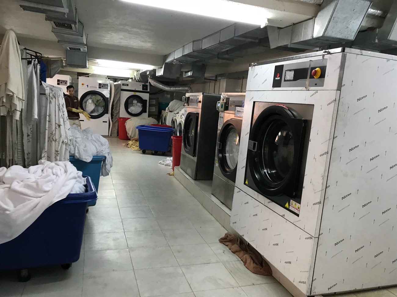 Thiết bị cho xưởng giặt là công nghiệp và quy trình giặt là