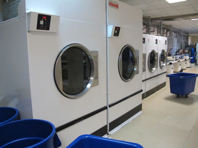 Máy giặt có công suất và kích thước lớn hơn nên phù hợp dùng trong xưởng giặt, khách sạn,...