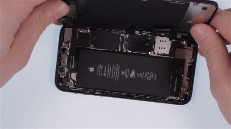 iPhone Xr “lên bàn mổ”: Pin chữ nhật dung lượng 2.942 mAh