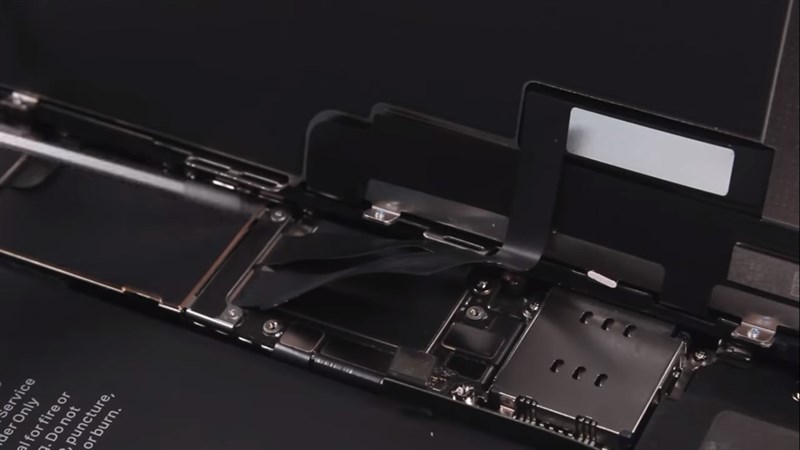 iPhone Xr “lên bàn mổ”: Pin chữ nhật dung lượng 2.942 mAh