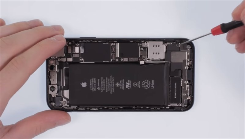 iPhone Xr “lên bàn mổ”: Pin chữ nhật dung lượng 2.942 mAh