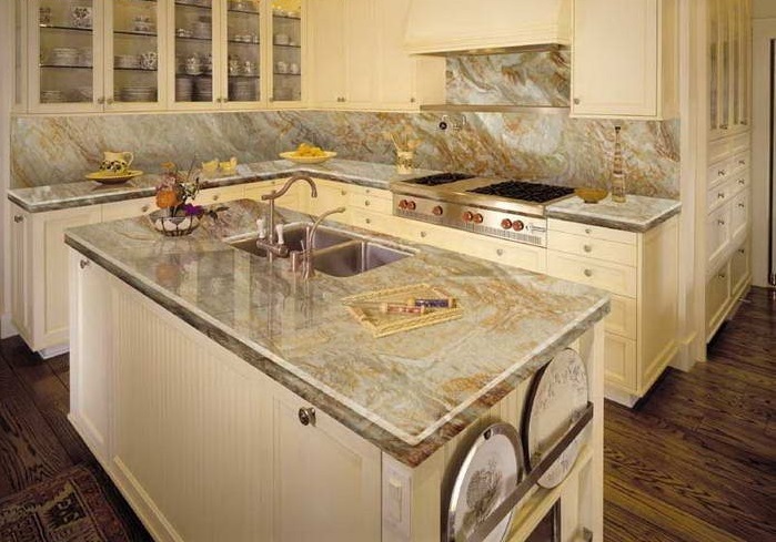 Tủ bếp gỗ kết hợp với mặt đá granit tăng vẻ quý phái cho căn bếp