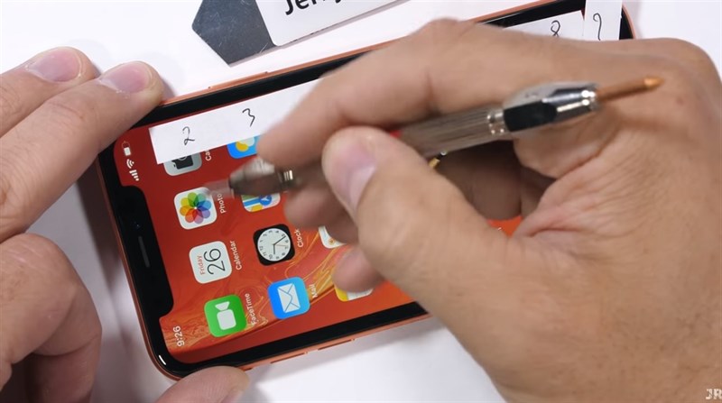 Thử nghiệm độ bền của iPhone Xr: Cào xước, nung nóng và bẻ cong