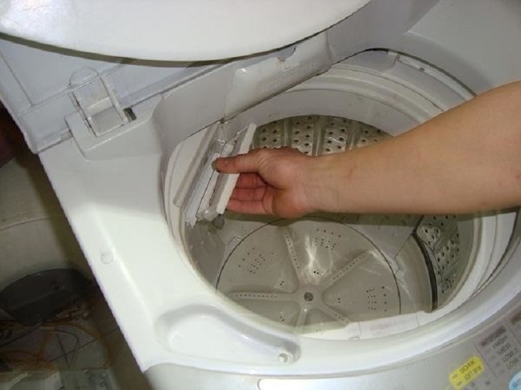 Túi lọc xơ vải thường nằm bên trong lồng giặt của máy giặt