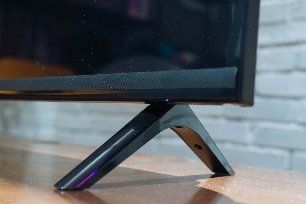 TCL ra mắt tivi S6500 dùng Android 8 hỗ trợ hoàn toàn tiếng Việt, giá chưa tới 10 triệu cho size 49 inch > S6500 với chân đế chữ V úp ngược quen thuộc