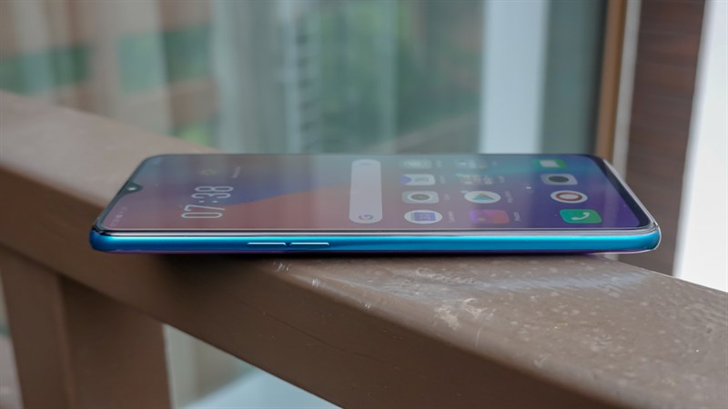 Trên tay OPPO R17 Pro: Chip Snapdragon 710, 3 camera 3D, mặt lưng đổi màu