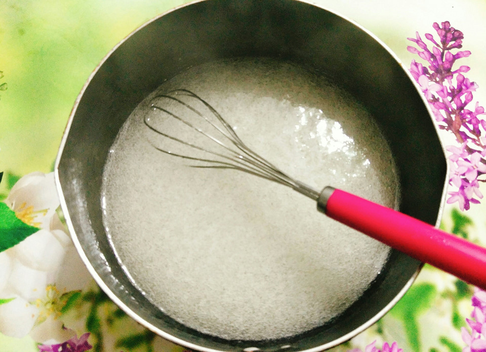 Bước 3: Cho 800 ml nước vào nồi cùng với phần đường rau câu vừa trộn vào nồi, khuấy đều cho đường và rau câu tan hết. Bật bếp nấu cho hỗn hợp rau câu sôi lên, trong quá trình nấu bạn nên khuấy đều hỗn hợp nước rau câu.