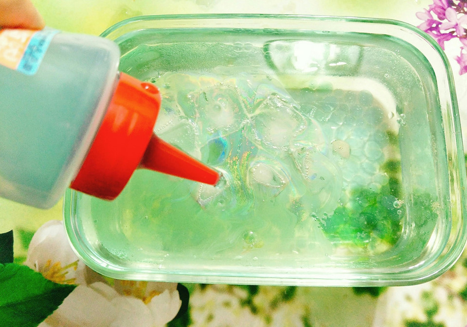Bước 6: Múc rau câu cho vào chai nhựa sau đó đậy nắp kín và bạn chỉ việc giỏ từng giọt vào chiếc tô nước đá, từng viên trân châu sẽ tạo thành hình tròn đọng trên mặt nước, một lúc sau sẽ chìm xuống dưới đáy tô. Cứ như vậy bạn tiếp tục làm cho tới khi hết phần rau câu còn lại.