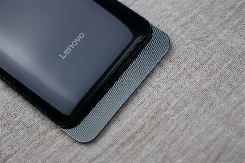 Trên tay Lenovo Z5 Pro: Màn hình trượt, vân tay dưới màn hình, 4 camera - ảnh 7 Trên tay Lenovo Z5 Pro: Màn hình trượt, vân tay dưới màn hình, 4 camera - ảnh 7