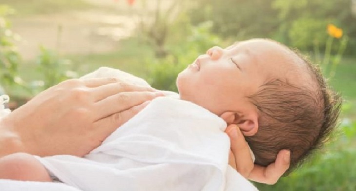Không nên để trẻ sơ sinh nằm điều hòa quá 2 - 3 tiếng mỗi lần