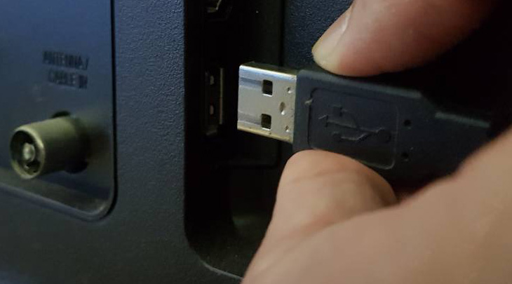 Kết nối chuột và bàn phím với cổng USB trên tivi