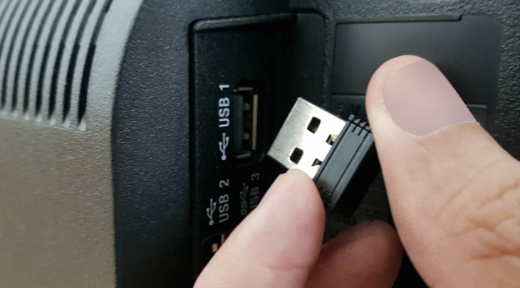 Kết nối đầu USB vào tivi