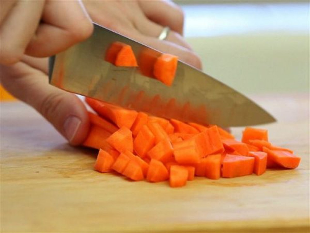 Cà rốt thái nhỏ hoặc cắt hạt lựu.