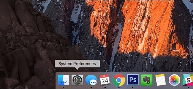 Nhấp chuột vào Apple Menu và chọn System Preferences.