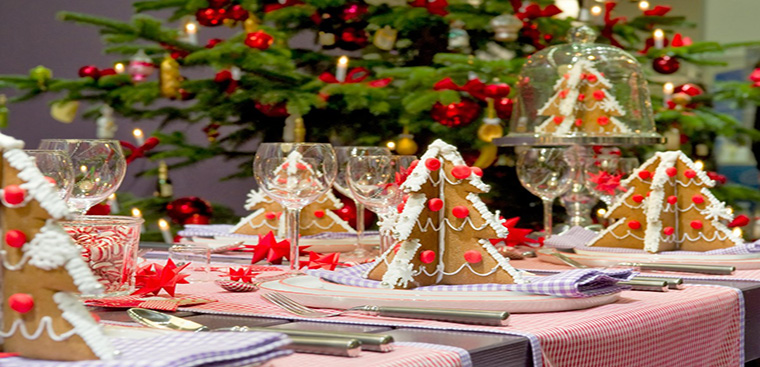 Tận hưởng hương vị đặc biệt của món ăn Giáng Sinh truyền thống, đem đến cho mỗi gia đình những khoảnh khắc ấm áp cùng những người thân yêu. Sự hòa quyện giữa vị ngọt và mặn, giữa thịt và rau quả sẽ khiến bạn không thể rời mắt khỏi đĩa ăn trên bàn.
