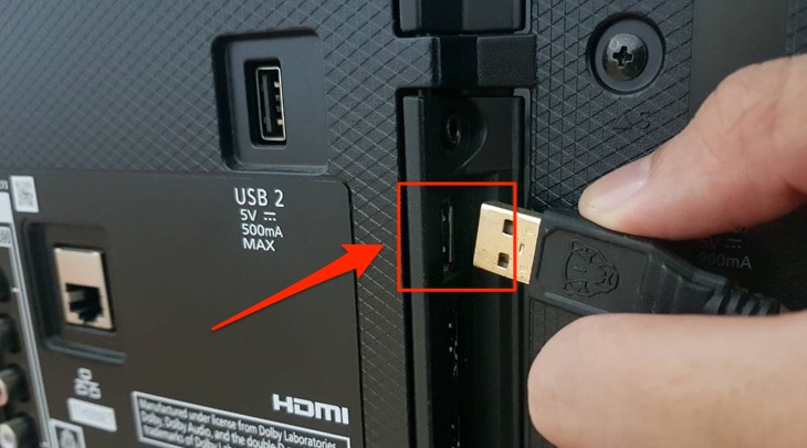 Cắm USB kết nối ở cổng USB phía sau tivi Cắm USB kết nối ở cổng USB phía sau tivi