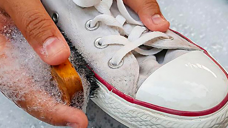 Cách giặt giày trắng không bị ố vàng