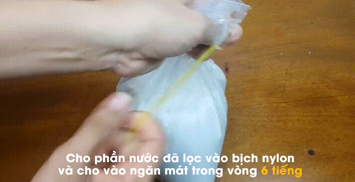 Cho phần nước dừa đã lọc được vào bịch nilon rồi để vào ngăn mát tủ lạnh trong vòng 6 tiếng.