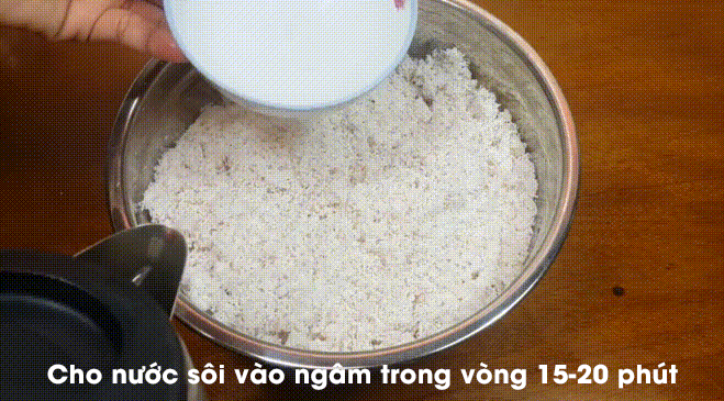 Cho nước sôi vào dừa nạo để dừa được ngấm nước (cách này sẽ giúp thu được nhiều dầu dừa hơn).
