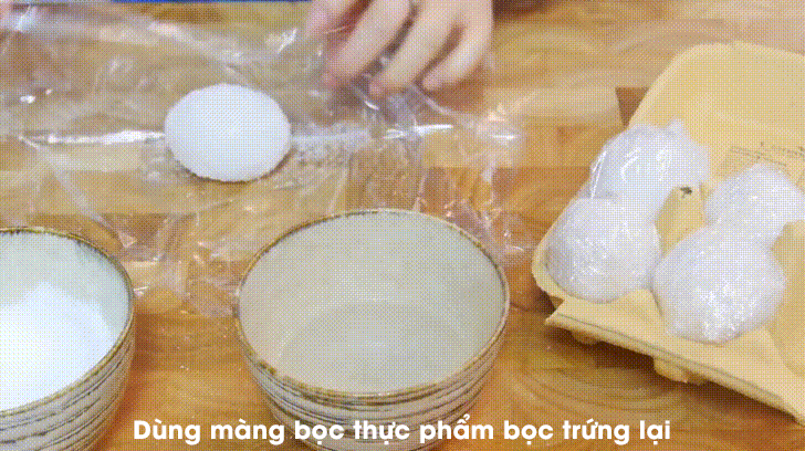 Dùng màng bọc thực phẩm bọc lại trứng để cố định lớp muối và để ở nhiệt độ phòng trong vòng 4 tuần.