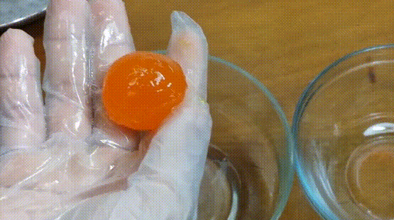 Sau 4 tuần các bạn có thể lấy trứng ra kiểm tra bằng cách đập trứng, nếu lòng đỏ chuyển sau màu cam đỏ và đặc lại thì trứng đã chín. 