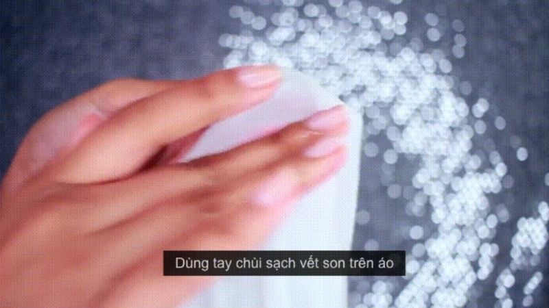 Dùng tay chùi sạch vết son trên áo