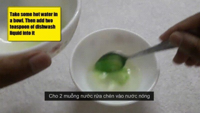 Cho 2 muỗng nước rửa chén vào nước rồi pha loãng