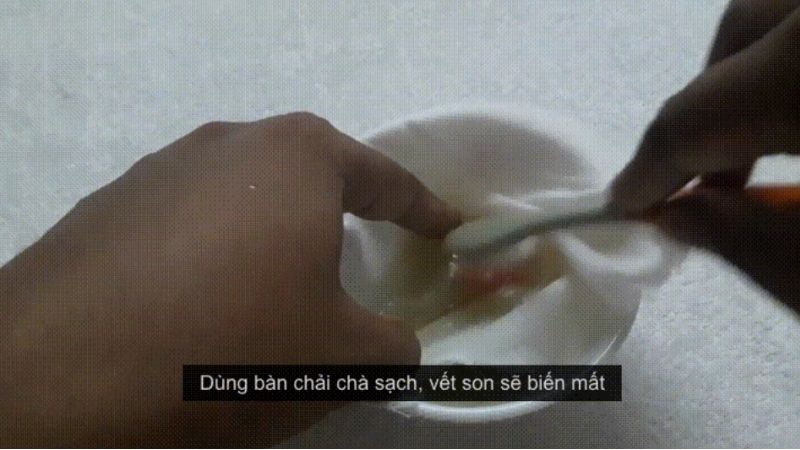 Dùng bàn chải chà nhẹ nhàng lên áo