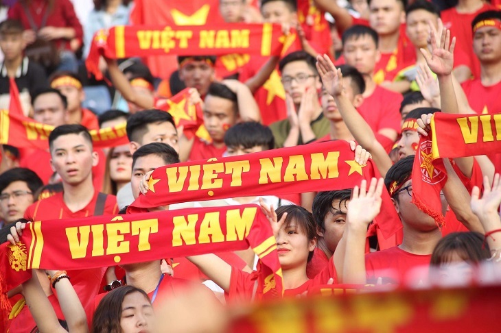 Băng rôn đỏ ghi dòng chữ Việt Nam nổi bật trên khán đài