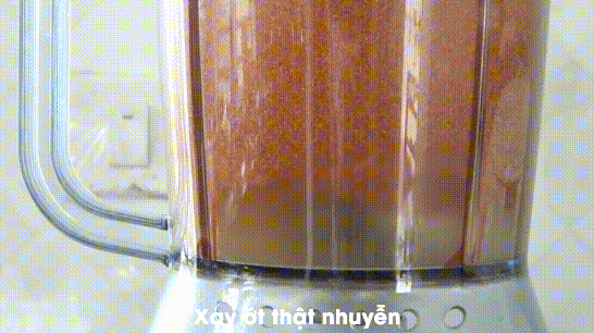 Sau khi ớt đã khô hoàn toàn, cho ớt vào máy xay sinh tố xay cho thật nhuyễn.