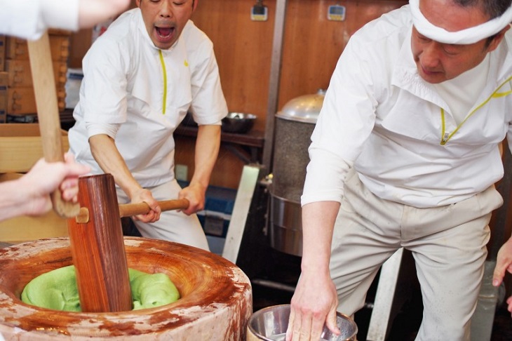 Giã gạo bánh mochi công phu