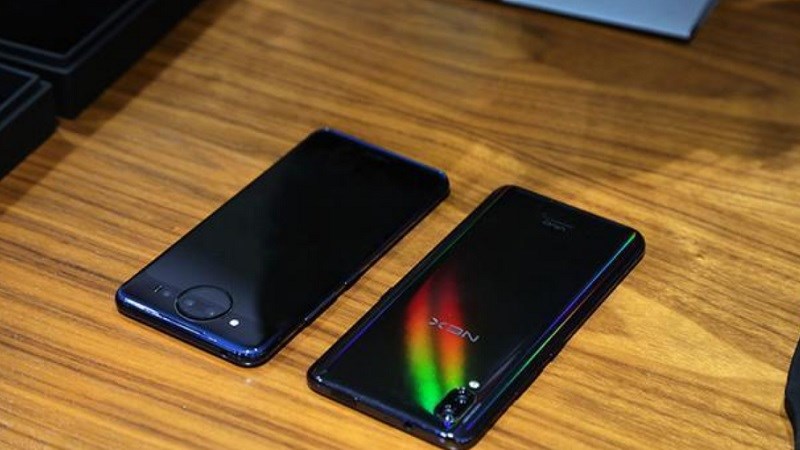 Video trên tay smartphone màn hình kép, 3 camera sau của Vivo