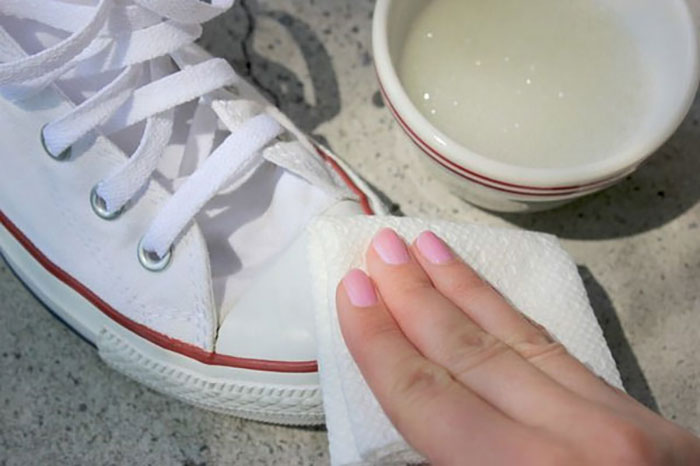 2. Tẩy trắng giày bằng giấm