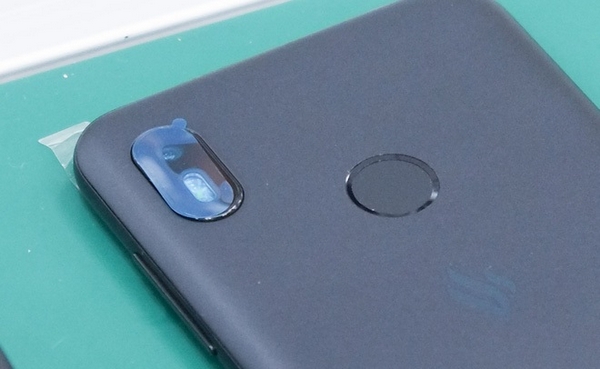 Mẫu Vsmart Joy 1 với vỏ nhựa, camera đơn và giá rẻ Mẫu Vsmart Joy 1 với vỏ nhựa, camera đơn và giá rẻ