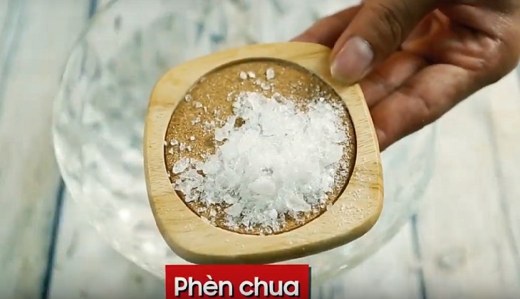 Hé lộ cách làm chanh muối ngon, không bị nhẫn đắng > Pha phèn chua với nước