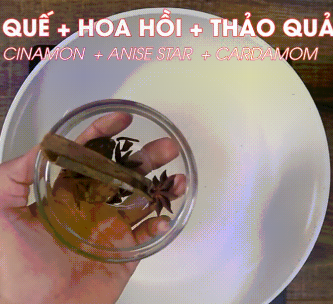 Cho 1 thanh quế, 2 trái thảo quả, 2 cái hoa hồi vào chảo để rang lên cho thơm rồi đổ ra chén. Cho 1 thanh quế, 2 trái thảo quả, 2 cái hoa hồi vào chảo để rang lên cho thơm rồi đổ ra chén.