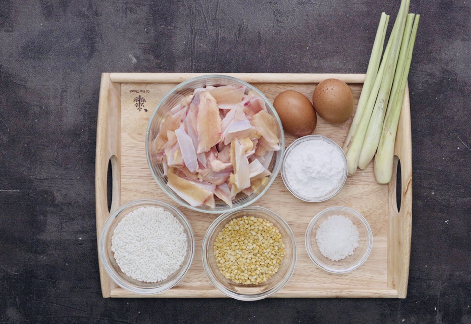 Các nguyên liệu và dụng cụ cần chuẩn bị làm sụn gà rang muối gồm: