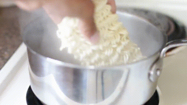Mì gói trụng sơ qua nước sôi trong vòng 3-4 phút để mì nở ra.