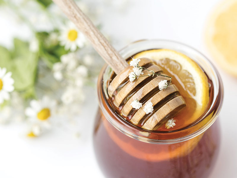 6. Mặt nạ làm trắng da bằng sữa tươi và mật ong