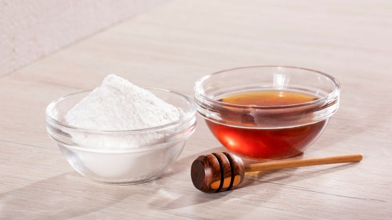 Tẩy da chết cho môi bằng mật ong và baking soda