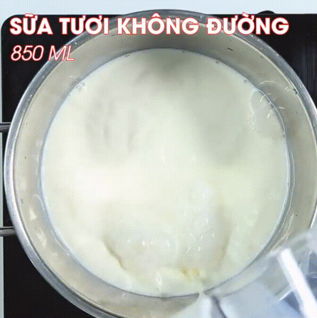 Cho vào nồi 850ml sữa tươi không đường và 150g sữa đặc rồi khuấy đều cho sữa tan ra. Cho vào nồi 850ml sữa tươi không đường và 150g sữa đặc rồi khuấy đều cho sữa tan ra.