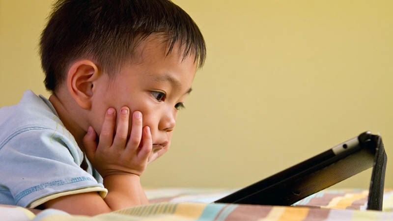 tre-em-nhin-vao-man-hinh tre-em-nhin-vao-man-hinh