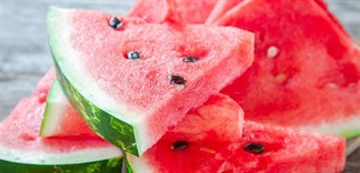 Tuyệt chiêu trị da cháy nắng bằng dưa hấu ngày Tết