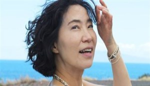 53 tuổi nhưng người phụ nữ này sở hữu làn da ai cũng ganh tị