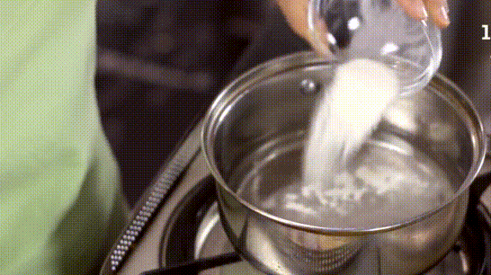 Cho 2 muỗng cà phê bột rau câu vào 50ml nước lọc, khuấy cho tan rồi mới đun sôi và tiếp tục khuấy đến khi bột rau câu tan hoàn toàn.