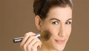 Bí quyết trang điểm sang trọng, thanh lịch cho phụ nữ trung niên