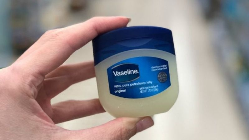 Cách trị thâm mắt bằng vaseline